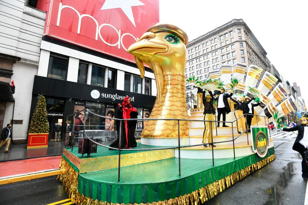 El desfile anual de Macy's fue llevado a cabo en la ciudad de Nueva York
<a href="https://www.univision.com/local/nueva-york-wxtv/tradicional-desfile-de-accion-de-gracias-de-macys-sin-publico-y-en-television-por-el-coronavirus-video" target="_blank">sin público presente</a>, solo los actores, bailarines y presentadores pudieron asistir. El evento pudo seguirse a través de una transmisión en línea y por televisión.