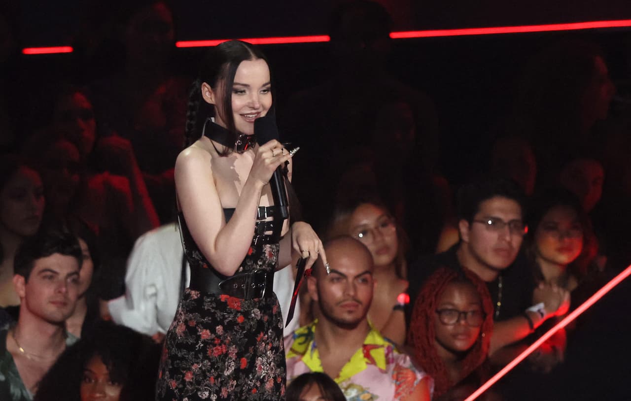 Dove Cameron ganó como Mejor Artista Nuevo y en su discurso de aceptación se lo dedicó a "todos los niños 'queer' que no sienten que pueden ocupar un espacio y habitar la plenitud de lo que son". Fue uno de los momentos más emotivos de la noche.