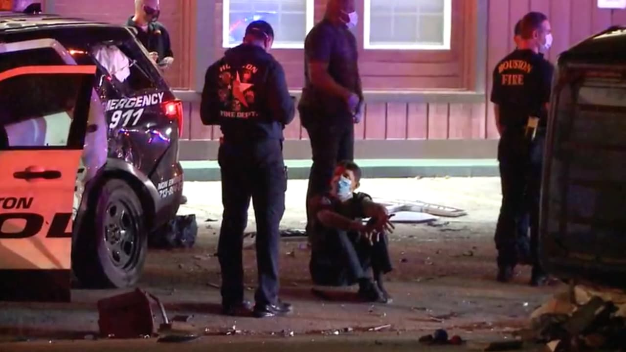 El conductor del vehículo estuvo sentado en el piso esperando a la ambulancia que lo llevó al hospital en condición estable con una cortada en la cabeza.