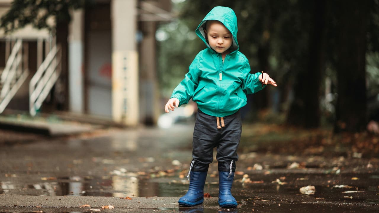 <b>Enséñales sobre seguridad en invierno ❄️</b>
<br>Explícales qué no deben hacer, como:
<ul>
 <li>No tocar superficies metálicas con la piel descubierta.</li>
 <li>Evitar caminar sobre hielo.</li>
 <li>Reconocer si sienten mucho frío o dolor en las manos y pies.</li>
</ul>
<i>Conocer estas reglas puede marcar la diferencia.</i>