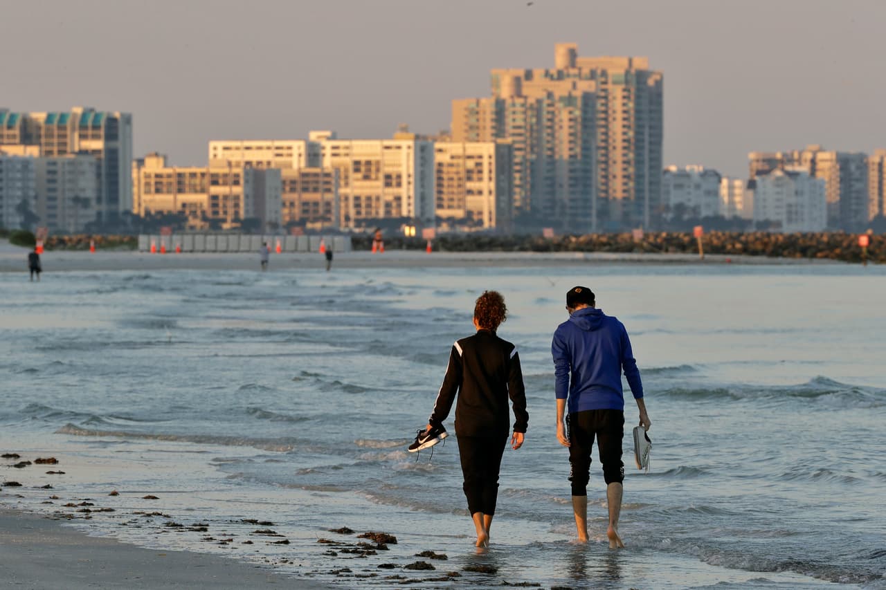 Varios restaurantes y tiendas se encuentran a lo largo de la playa que se extiende por 2,5 millas.