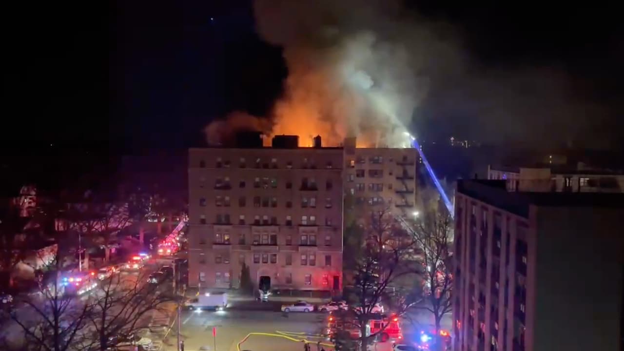 Incendio arrasa edificio en Mount Vernon dejando decenas de evacuados y severos daños.