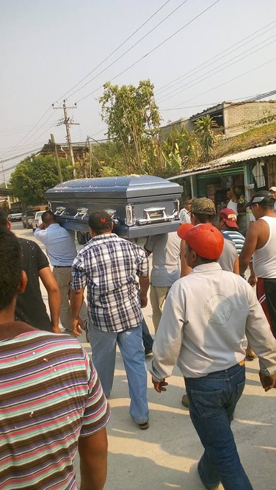 En los hombros de cuatro hombres, el ataúd con los restos del migrante recorrieron los caminos de Tlayolapa.