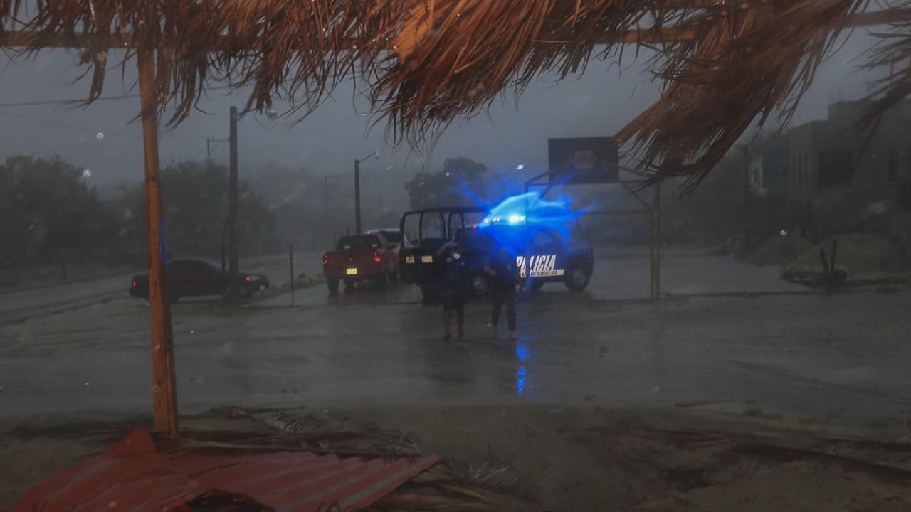 <b>Muertos, inundaciones y derrumbes: estragos tras el paso de Agatha por México</b>
<br>
<br>Una de las zonas más afectadas es Oaxaca. Allí se registraron fuertes lluvias que generaron inundaciones y varios daños en carreteras, viviendas y autos. El huracán se degradó a tormenta luego de tocar tierra.