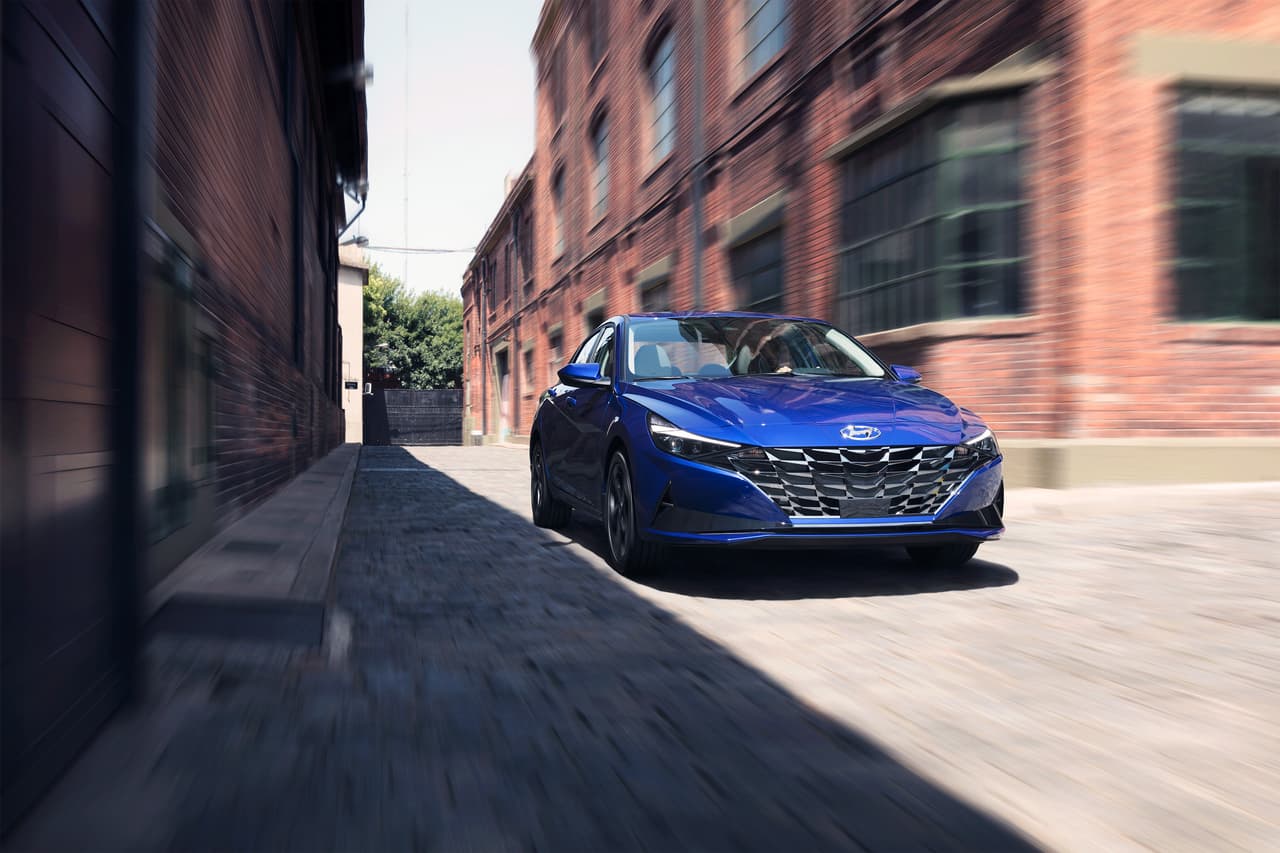 El Elantra híbrido es capaz de entregar un total de 139 caballos de fuerza y 195 lb-pie de torque. A diferencia de la versión convencional, ésta equipa una transmisión automática de seis velocidades y doble embrague. Según las estimaciones de Hyundai, el híbrido es capaz de alcanzar las 50 mpg.