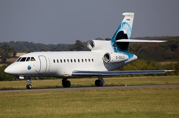 Si 
<b>Sir</b> 
<b>Richard Branson</b> llegó a ser dueño de su propia isla en Bahamas e invertir 100 millones de dólares para convertirla en un paraíso absoluto, se puede esperar un avión de lujo.