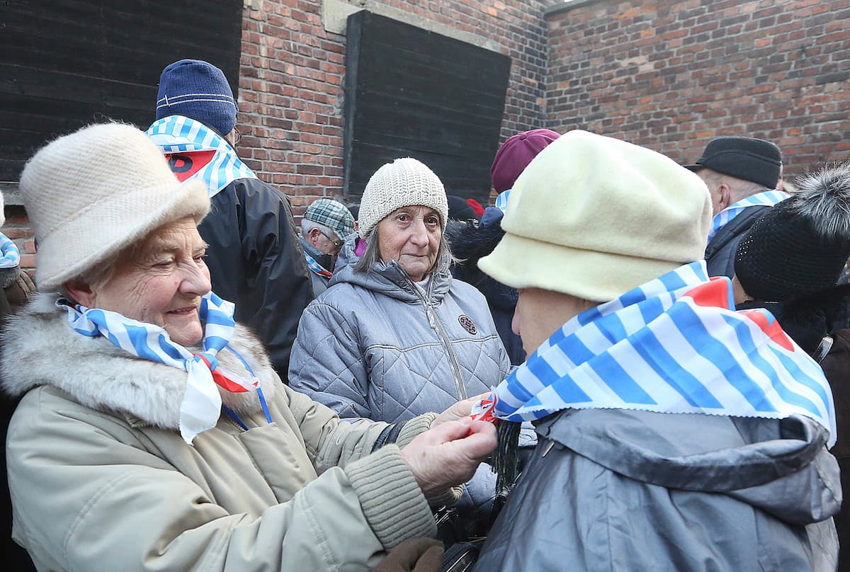 En Auschwitz, que hoy es un monumento y un museo, los ancianos sobrevivientes también recordaron a los muertos llevando bufandas de rayas en alusión a la ropa que vestían los presos del campo.