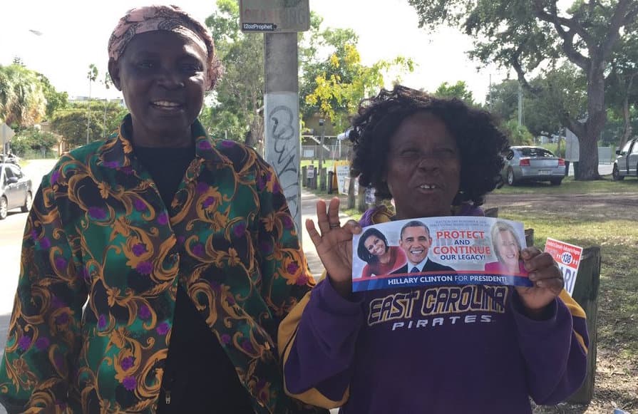 Marie André Paul, derecha, ya ha votado por Clinton.