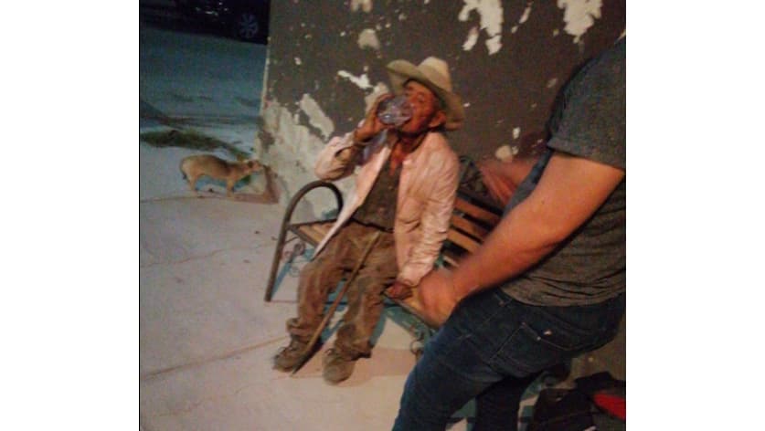 Así encontraron a Felipe Reyes Villalobos, de 108 años, cuando fueron a buscarlo la familia Delgado al Bosque Venustiano Carranza el 8 de junio.