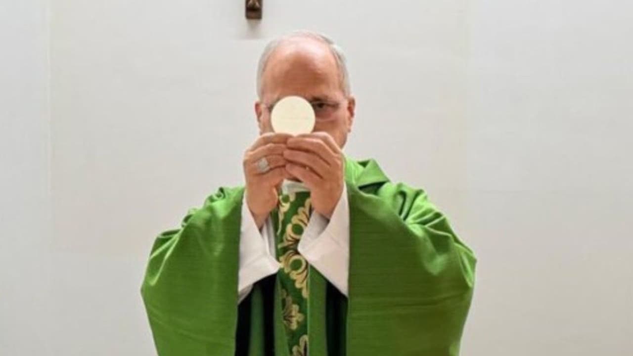 Vaticano comparte primeras fotos del papa León XIV celebrando misa en hospital