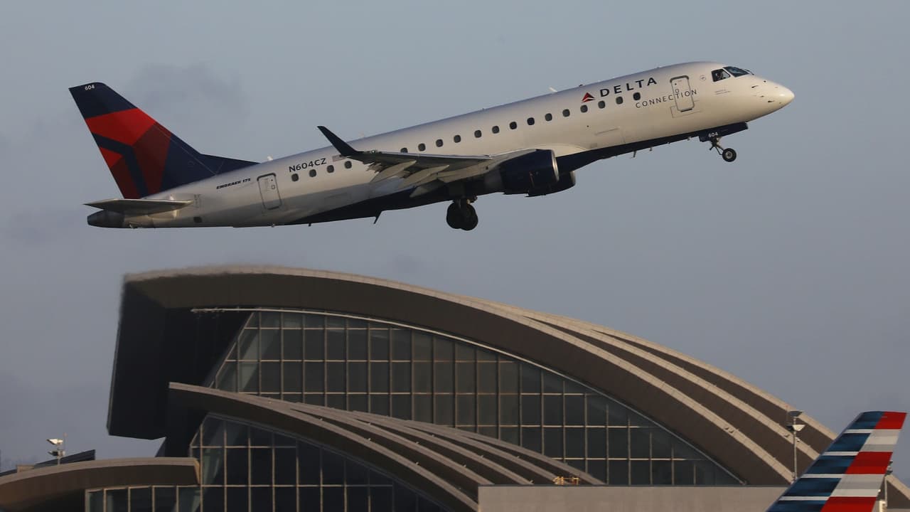 Más de 1,500 trabajadores cierran accesos al aeropuerto de Los Ángeles reclamando sus derechos