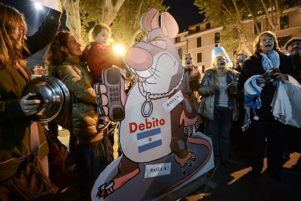 Las manifestaciones se realizaron en medio de la incertidumbre por una economía que perdió su dinámica de alza anual del ocho por ciento para bajar a la mitad o menos, y la popularidad de Kirchner cayó al agravarse la crisis mundial.