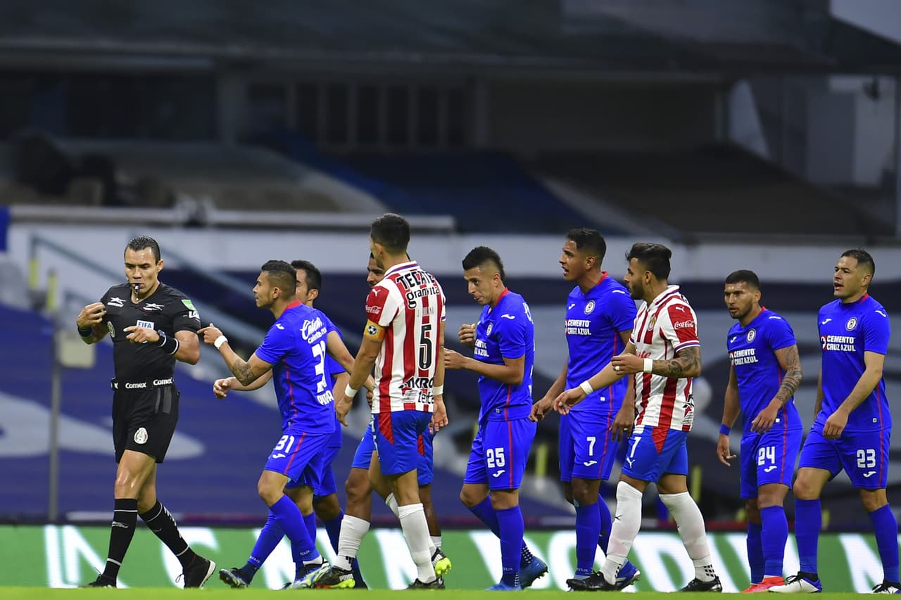 Los jugadores de Cruz Azul reclmaron al árbitro al no creer que no se concediera el penalti.