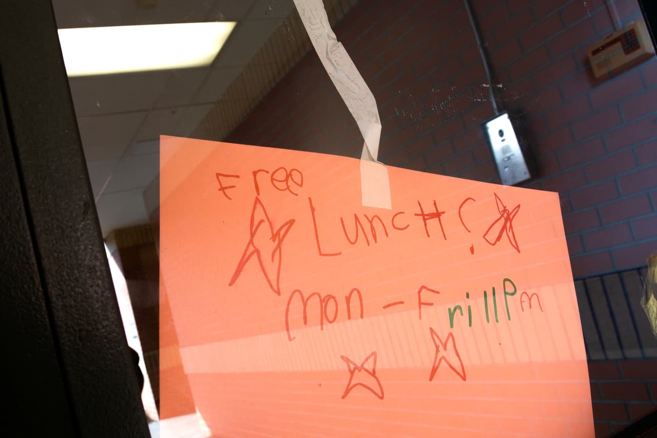 Lo mismo ocurre en las escuelas, como en esta de Seattle, que anuncia la entrega de almuerzos gratis para sus alumnos de lunes a viernes.