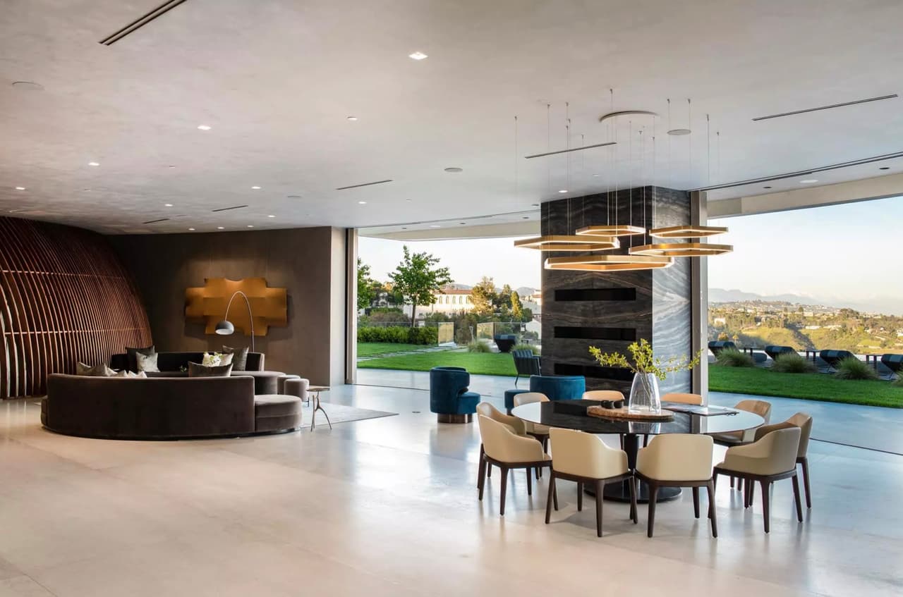 El primer nivel cuenta con una 
<b>sala individual</b>, 
<b>bar, chimenea</b> y varias áreas de asientos y comedores.
<br>