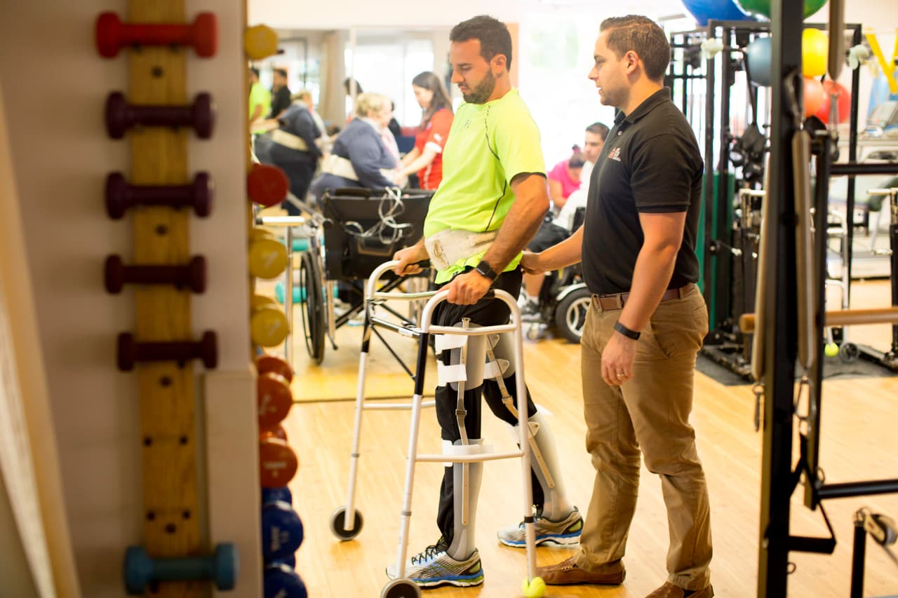 Gianluigi completa sus tres horas de terapia un lunes en la mañana en el centro Miami Physical Therapy Associates.