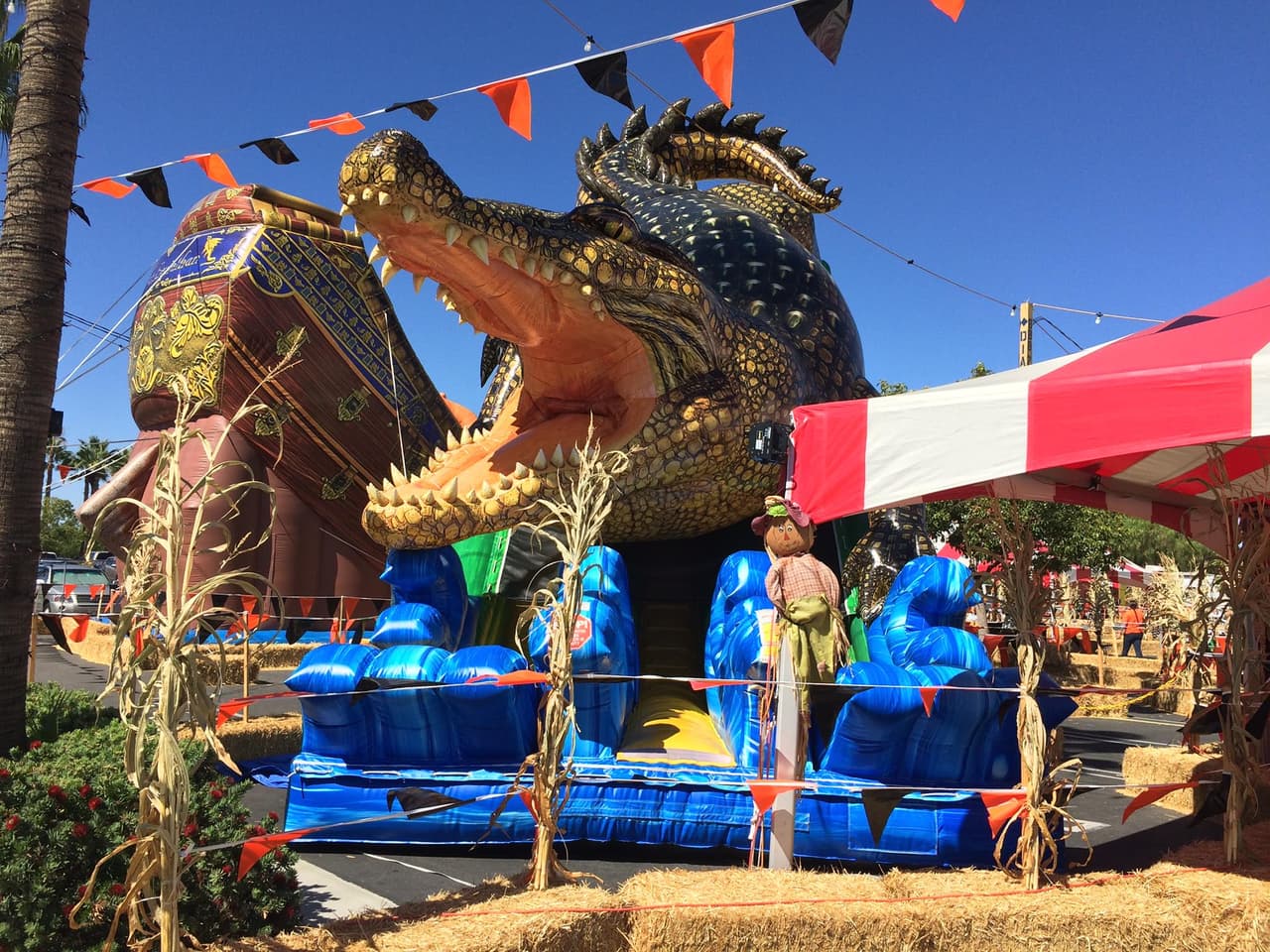 <b><a href="http://www.hunterfamilyfarms.com/pumpkinpatch.html" target="_blank">Hunter’s Pumpkin Patch</a></b>: 
<br>Abierto desde el 1 y hasta el 31 de octubre, Hunter Pumpkin Patch ofrece toboganes inflables, estaciones para fotografías, zoológico de mascotas, entretenimiento en vivo. La entrada es gratis pero cargos por atracciones y actividades.
<br>Dirección: 2985 N. Southern Pacific Ave. Atwater