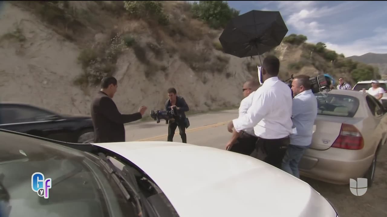 El momento fue dramático debido a que, cuando recibió la agresión, iba pasando un automóvil por la carretera.