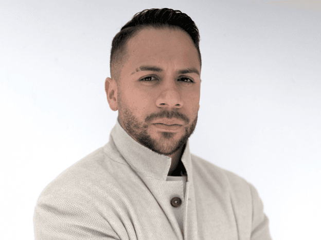 Emile Machado lanza una reflexión sobre el dinero que resuena entre los latinos: “Confundimos velocidad con progreso”
