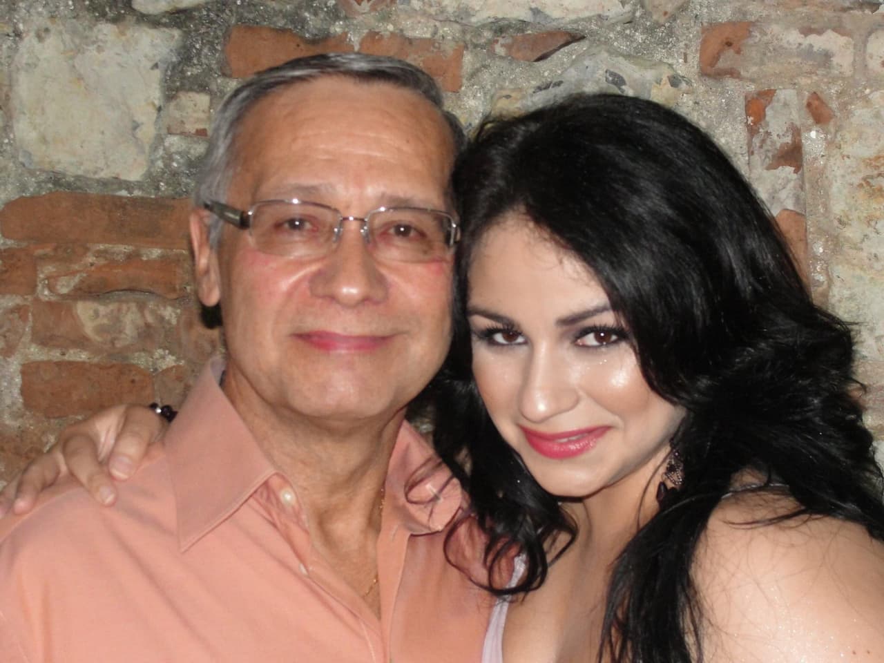 Para nuestra productora de contenido digital, 
<a href="https://www.univision.com/local/philadelphia-wuvp/carolina-rodriguez-plaza">Carolina Rodríguez Plaza</a>, su papá es uno de sus más grandes amores. “Papi, “Pa” como le digo es mi primer gran amor. De el aprendí a amar la lectura, la buena música, la ciencia. Recuerdo como si fuera hoy las noches que pasé junto a el en el hospital pues de niña quería seguir sus pasos en la medicina. Papi me enseñó a consultar muchas fuentes, a comparar y contrastar y sin querer, me fue guiando en los primeros pasos para enamorarme del periodismo. Vivo agradecida y orgullosa de mi papá”, compartió Carolina. 
<br>