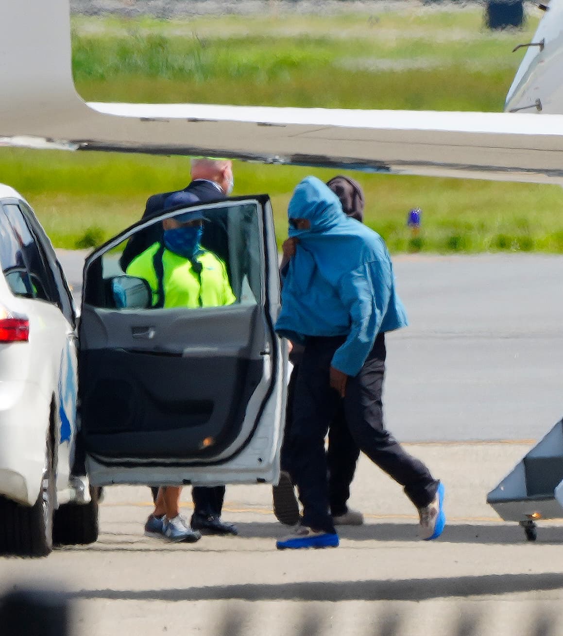 El rapero 
<b><a href="https://www.univision.com/famosos/kanye-west-kim-kardashian-anillo-divorcio-fotos" target="_blank">se cubrió el rostro con el gorro</a></b> de su sudadera. Junto a la modelo, se subió al mismo automóvil.
<br>