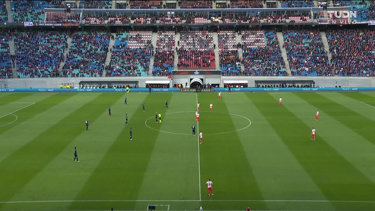 Arranca el partido y la pelota está en juego.