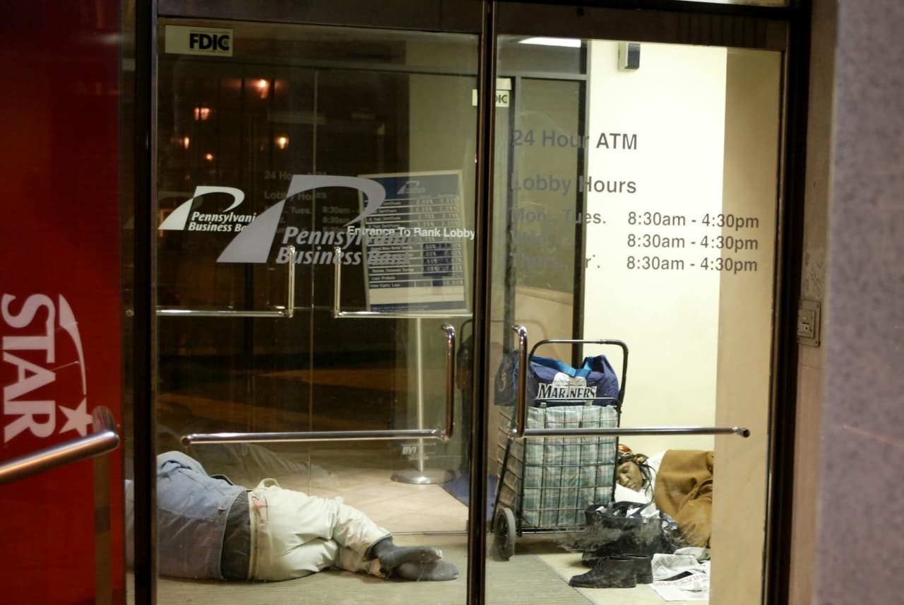 Si ve a una persona que parece estar sin hogar durante un código azul, llame a la línea directa de ayuda para personas sin hogar de la ciudad al 
<b>(215) 232-1984</b>. También puede acceder 
<b><a href="https://www.phila.gov/departments/office-of-homeless-services/" target="_blank">aquí </a></b>para más información.