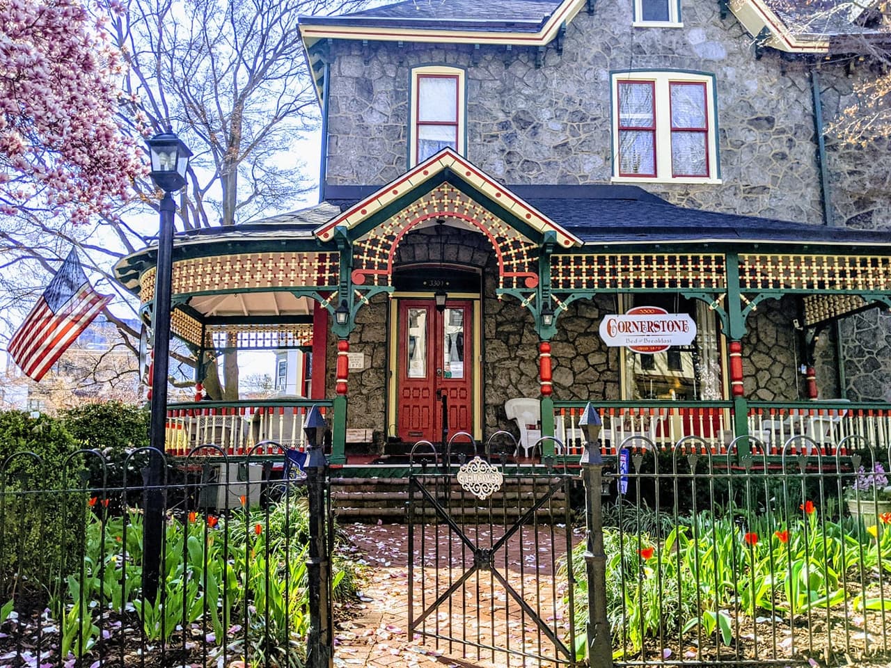 <b><a href="https://www.cornerstonebandb.com/" target="_blank">Lugar número 3: Cornerstone Bed & Breakfast</a></b>. El Cornerstone Bed and Breakfast de Filadelfia es una posada boutique bellamente conservada, elegante y acogedora que es el único lugar en Filadelfia que es miembro de Select Registry. Ubicado en la esquina de una calle bordeada de árboles, Cornerstone ofrece amplias habitaciones y servicios de lujo actualizados, así como un desayuno gourmet que se sirve todos los días para disfrutar en el gran comedor o el porche envolvente.