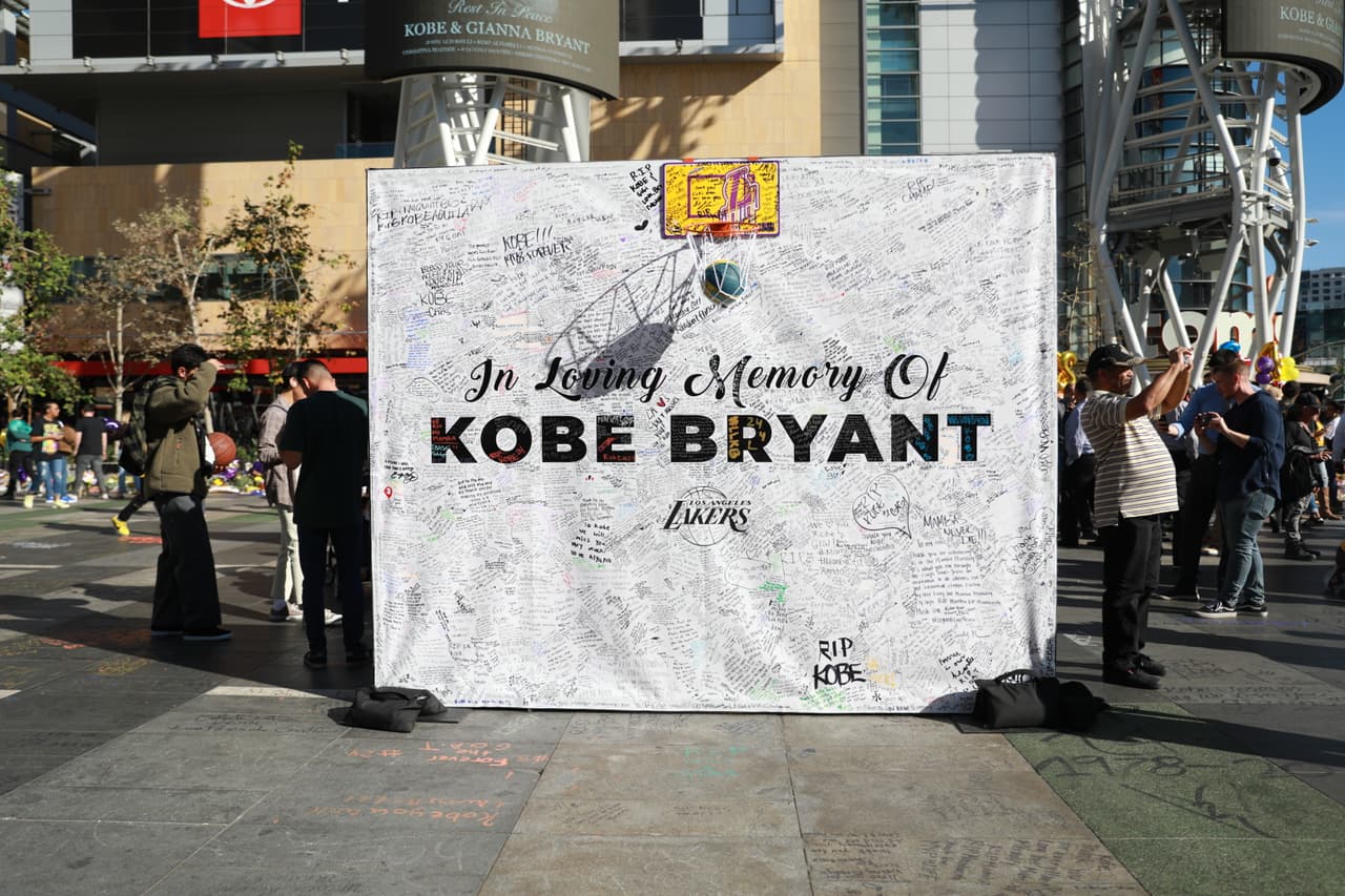 En el Staples Center, casa de los LA Lakers, las muestras de cariño y admiración por 
<b>Kobe Bryant</b> son cada vez más.