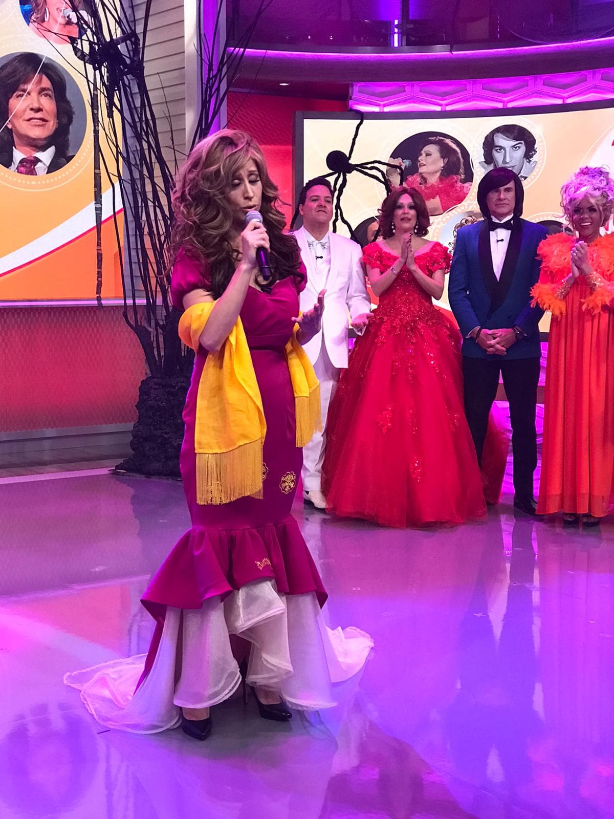 Elyangelica González nos volvió a sorprender con su extraordiaria voz, esta vez fue con un tema de Jenni Rivera. La periodista venezolana se llevó los aplausos de los asistentes.
