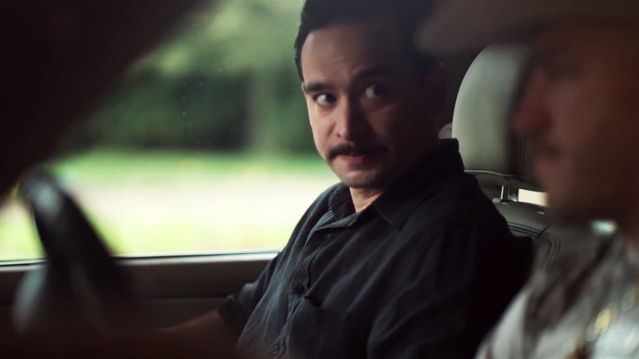 A solas con sus hombres, les urgió a ponerse en contacto con los abogados de 
<b><a href="http://www.univision.com/series/el-chapo/marco-antonio-aguirre-es-raciel-en-el-chapo">Raciel Cárdenas</a></b>, el recién narcotraficante capturado y encarcelado en el Penal de Almoloya.