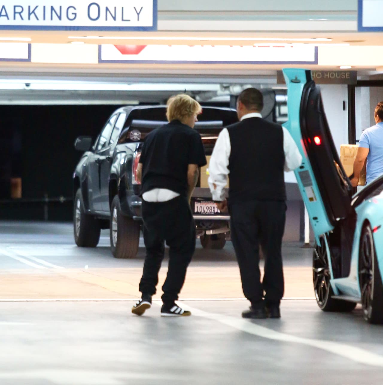 Sin embargo, llamó la atención la actitud que el cantante tomó con el 'valet parking' que le entregó su automóvil.