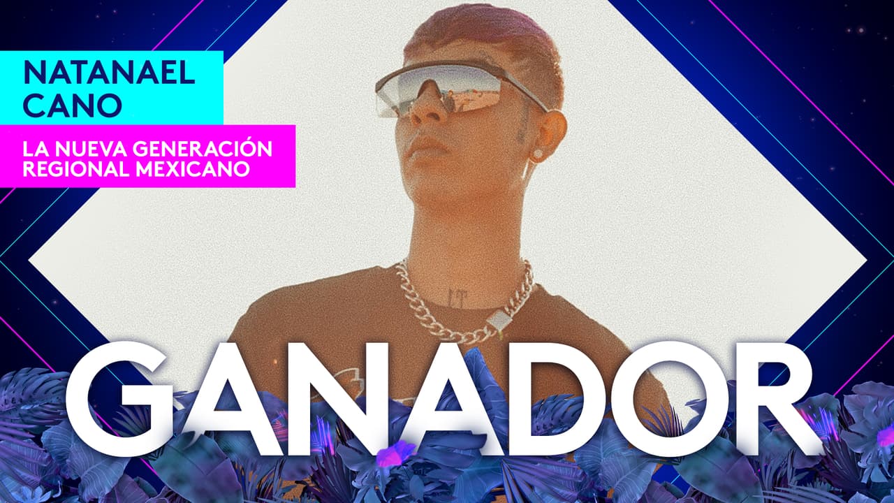 Natanael Cano recibe su segundo premio de la noche. Fue el ganador en la categoría 'La nueva generación regional mexicano'.