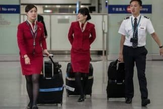 Azafatas se quejan por uniformes 'demasiado sexys'