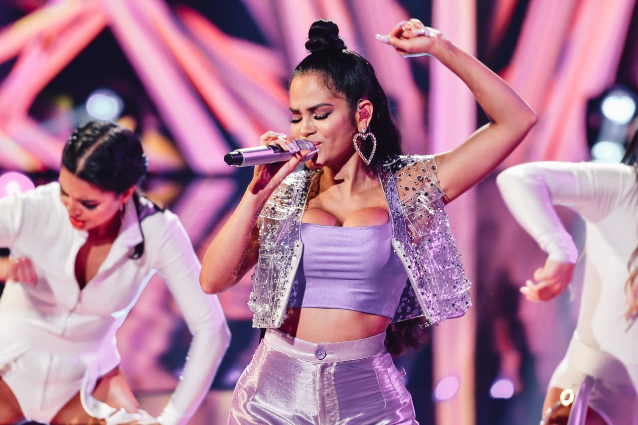 Usando un conjunto en color violeta, la dominicana interpretó su éxito 'Me gusta'.