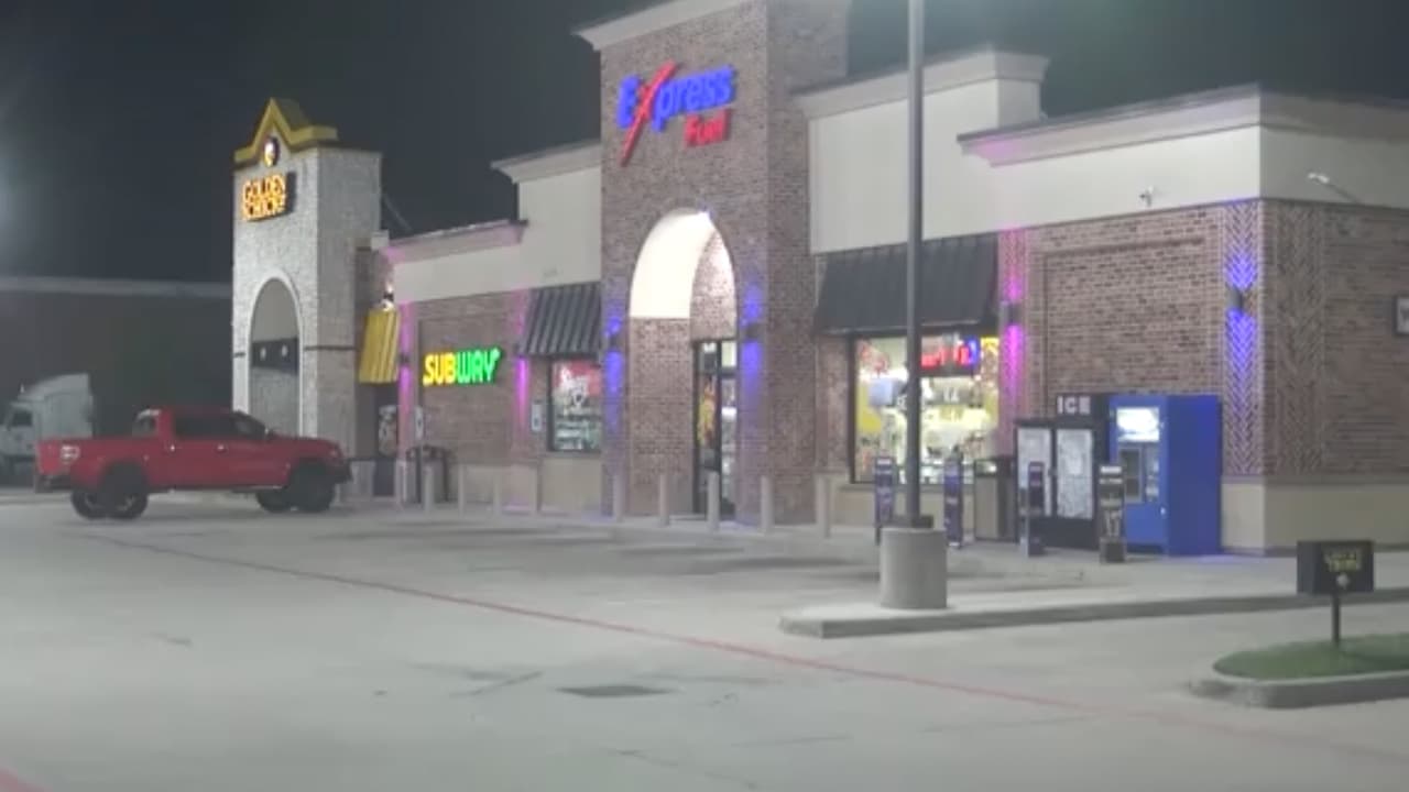 Los sospechosos, identificados como Anthony Dixon, Aaliyah Dixon, Ana Dixon y Miya Kelly, miembros de una misma familia, intentaron robar artículos de la tienda que queda ubicada en la misma gasolinera Shell.