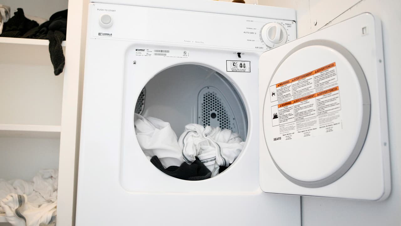 La secadora de ropa usa 2,790 watts por hora y emplea mucho tiempo para lograr su objetivo, por lo tanto usa mucha energía eléctrica. La recomendación es tender la ropa para que se seque o usar una secadora de gas.