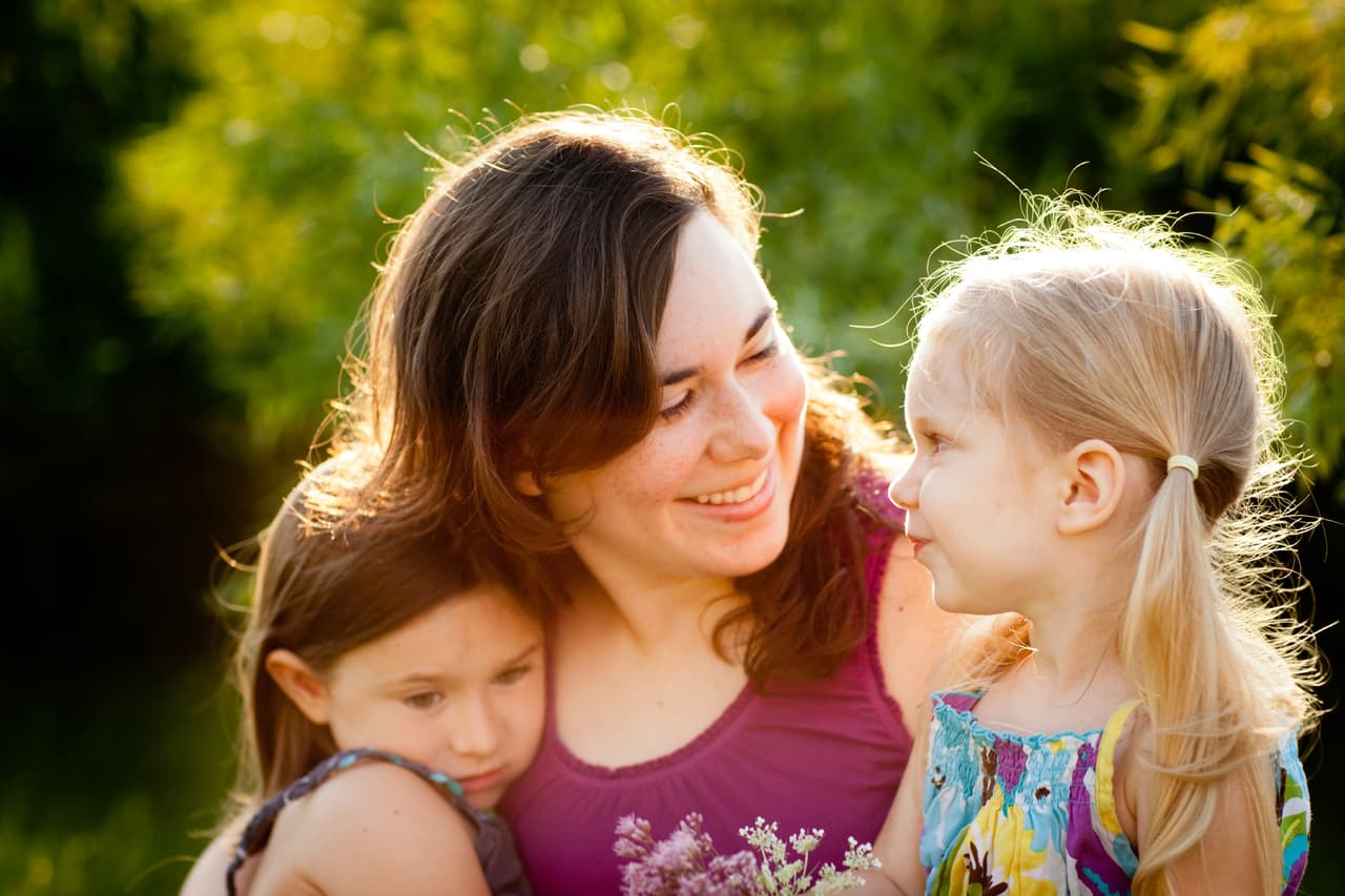 <b>Comunicación.</b> Con los más pequeños de la casa es imprescindible sentarse con ellos y explicarles en qué consisten los cambios de fase. Los niños siguen mejor las normas si entienden el por qué.