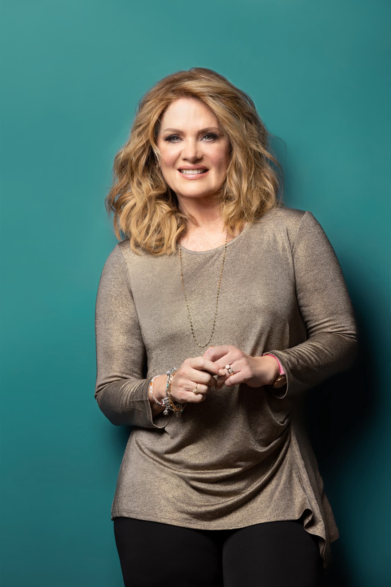<h2 class="cms-H2-H2"><b>Erika Buenfil</b></h2>
<br>La actriz se dio a conocer por sus actuaciones en telenovelas, pero en los últimos años se reinventó y ahora también puede presumir ser una estrella de TikTok.
