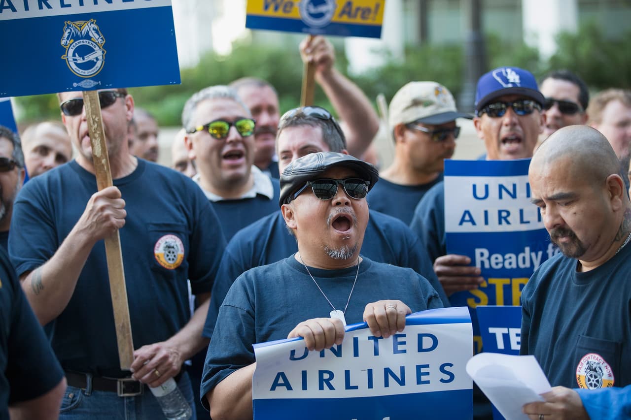 Trabajadores de United Airlines protestaron ese miércoles afuera del Willis Tower sobre las condiciones de su contrato de trabajo que les ha sido aplicado desde 2013, especialmente en el tema de salarios, beneficios y planes de jubilación. De acuerdo con el sindicato, el objetivo de la protesta es "alertar a los inversores y a los consumidores de las turbulencias que se acercan".