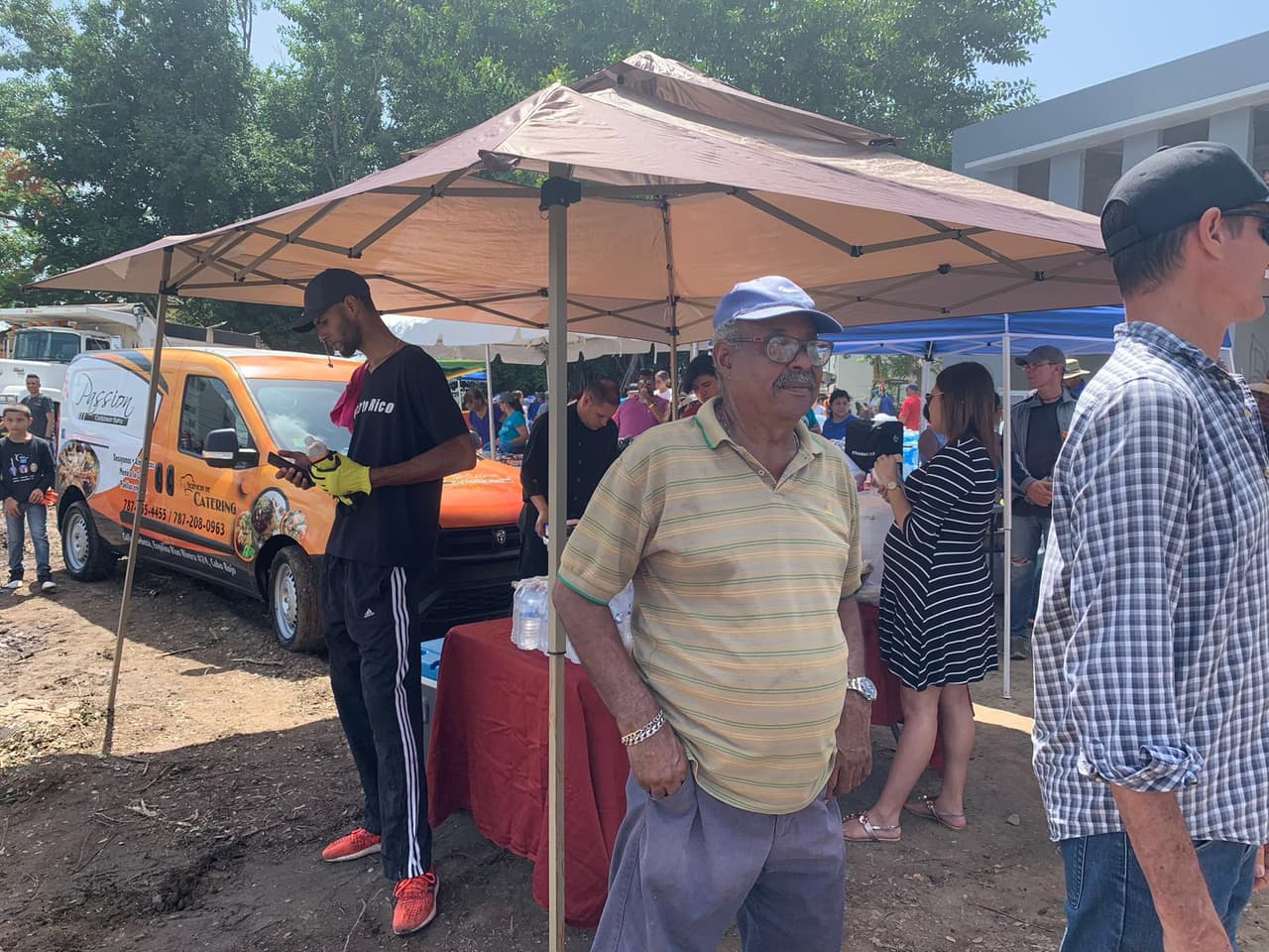 Decenas de personas, entre ellos el atleta boricua Javier Culson (en la foto a la izquierda) llegaron el lunes hasta el antiguo Alberge de Niños en Ponce para comenzar con la remodelación de las instalaciones.