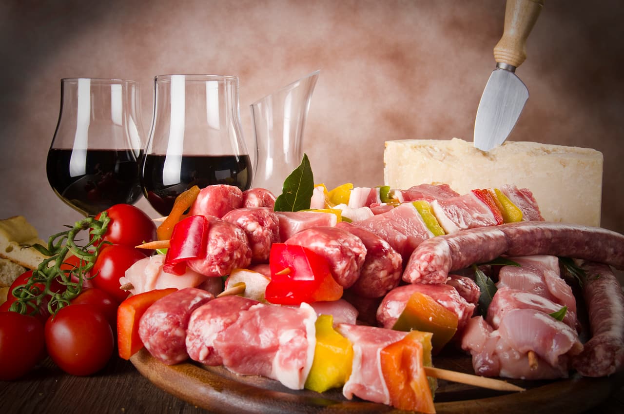 Cada sabor se lleva con quesos, frutas o alimentos distintos, pero depende de su acidez y sus tonos dulces o afrutados. Aunque conocer las uvas de los distintos tipos de vinos tintos ayuda a orientarnos en el alimento ideal para acompañarlos, también hay que tener en cuenta la maduración de un vino.