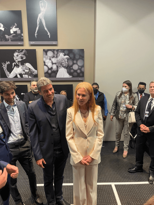 La afamada actriz y productora de Hollywood aprovechó para visitar y disfrutar del arte que se expuso en el evento 'México Siglo XXI'.
<br>