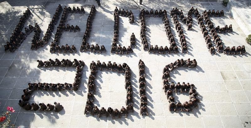 Varios alumnos indios forman "Bienvenido 2016" en su escuela en Jammu, capital de invierno de Cachemira (India), para celebrar el Año Nuevo.