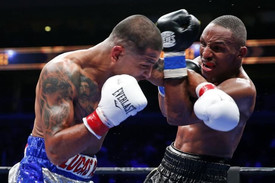 Aarón Martínez sorprendió a Devon Alexander