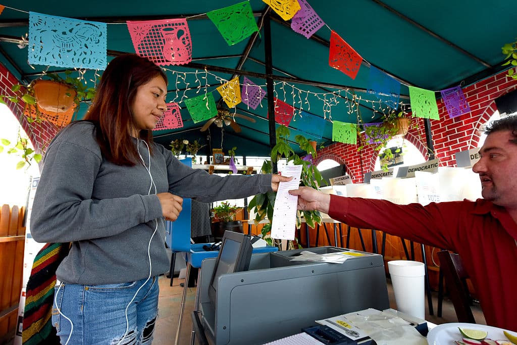 Si California cuenta sus votos de forma rápida puede ganar más confianza entre sus electores, asegura informe