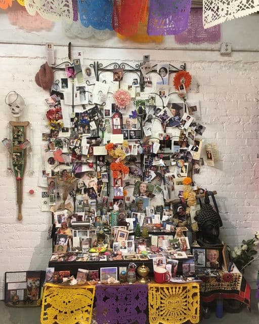 <b><a href="https://www.puravidaworldlyart.shop/" target="_blank">Día de los Muertos at Pura Vida Worldly Art (1 y 2 de noviembre)</a>: </b>En la tienda Pura Vida de Charlotte, podrás traer una foto de un ser querido que quieras recordar y celebrar, y poner esa foto en el altar que estará en la tienda todo el año.
