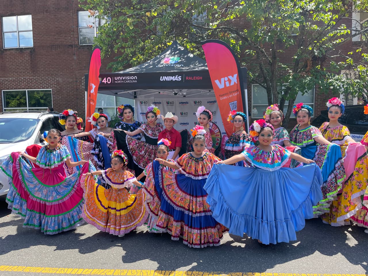 Este es un día familiar gratuito que atrae a una audiencia multicultural de Carrboro-Chapel Hill y sus alrededores y crea un espacio cultural donde los residentes pueden descubrir, aprender y experimentar la cultura latinoamericana tradicional y contemporánea a través de la música, el entretenimiento, las artes y la comida.