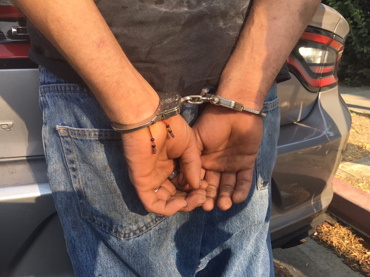 El arrestado, Eduardo, es acusado por venta de droga, manejar ebrio dos veces, resistirse a un arresto y falsificación.