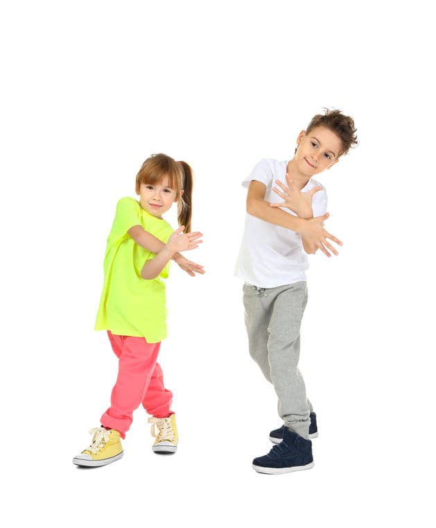 <b>Bailar.</b> Es divertido y muchas veces tan natural, que no lo sentimos como una forma de ejercicio, aunque desde luego que lo es. No requiere de algún equipo o ropa especial, por lo que resulta ideal para practicar con los niños en casa.